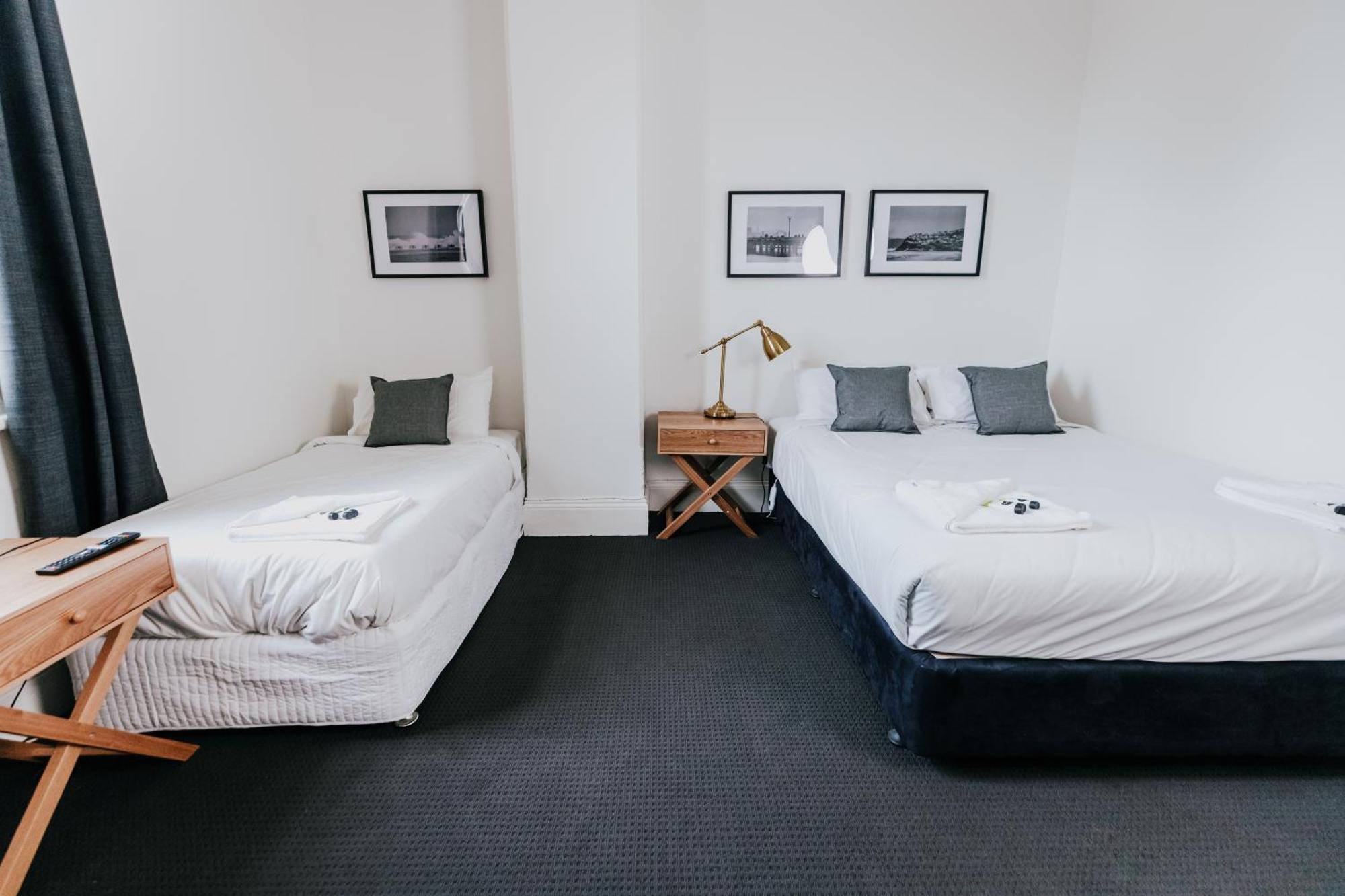 Holmesville Hotel Room photo